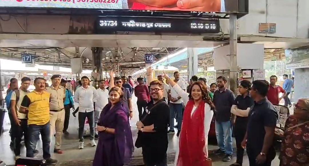 অভিনয়ের পর লক্ষিকান্তপুর লোকালে চেপে সফর সায়নীর , ভাইরাল ভিডিও