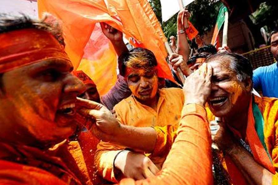 বিহারে চরম ভরাডুবি তেজস্বী-রাহুলদের, লাড্ডু বিলি বিজেপি কর্মীদের