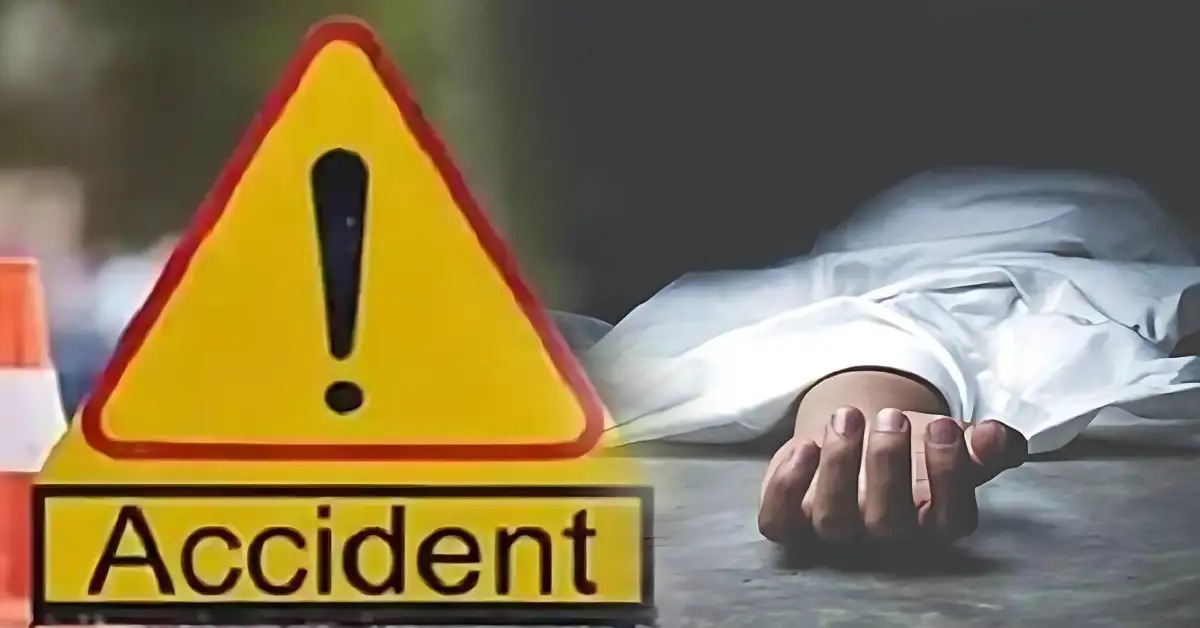 সন্তানকে বাঁচিয়ে ট্রাকের তলায় মা , কৈখালিতে ভয়াবহ পথ দুর্ঘটনা