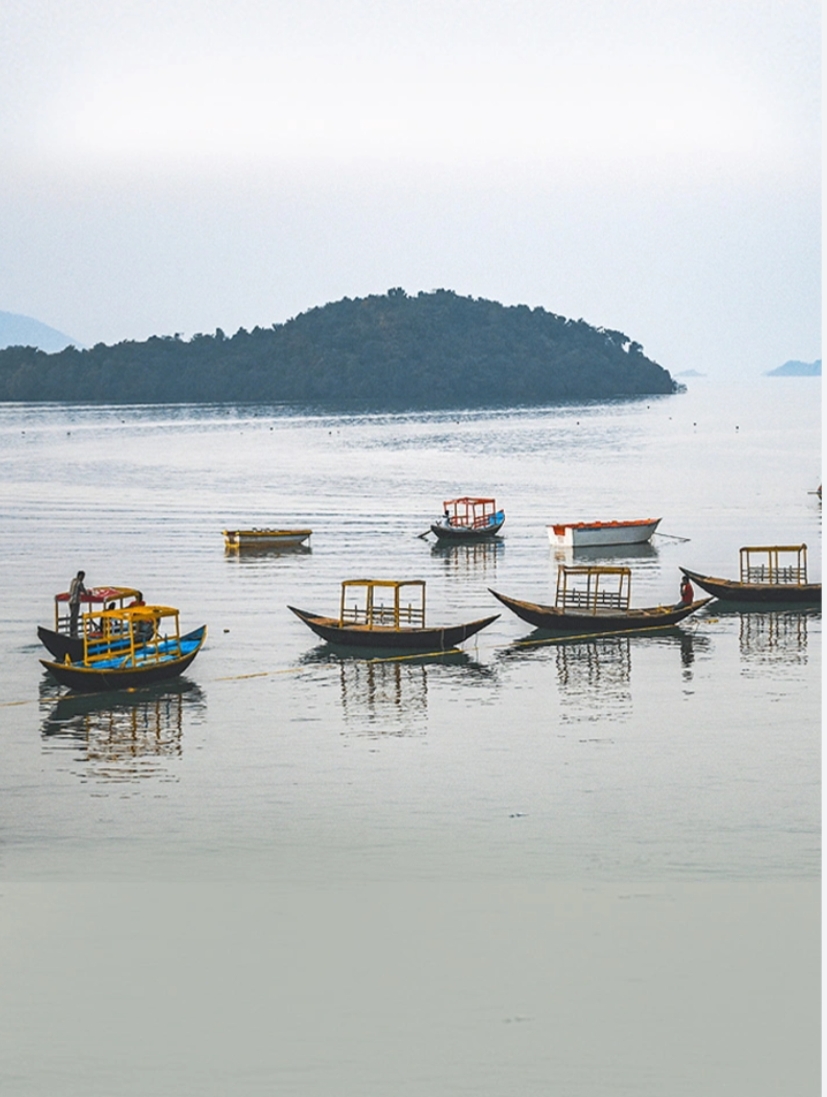 চারপাশে পাহাড় ঘেরা হ্রদ , প্রকৃতি যেন দু হাত দিয়ে সাজিয়ে দিয়েছে পশ্চিমবঙ্গের এই অচেনা জায়গাটিকে