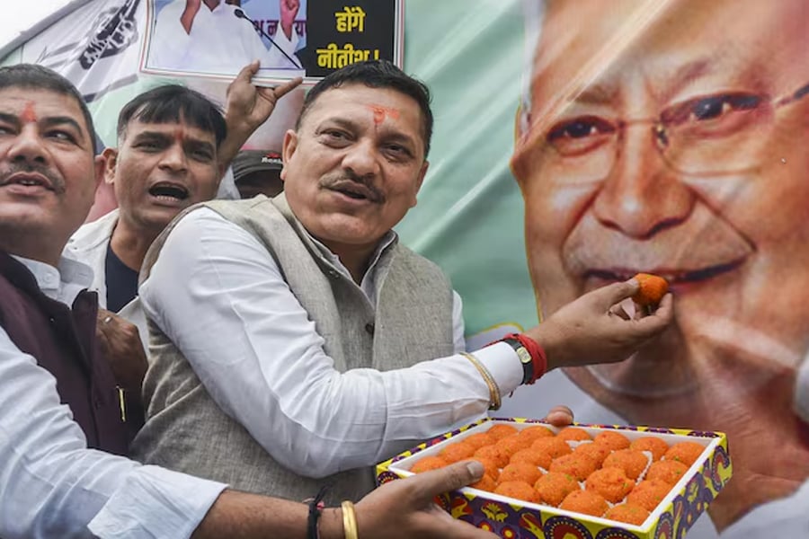 বিহারের রাশ এনডিএর হাতেই! নীতীশের ছবিতে মিষ্টিমুখ কর্মী-সমর্থকদের