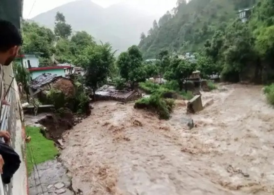 মেঘ ভাঙা বৃষ্টিতে বিপর্যস্ত উত্তরাখণ্ড