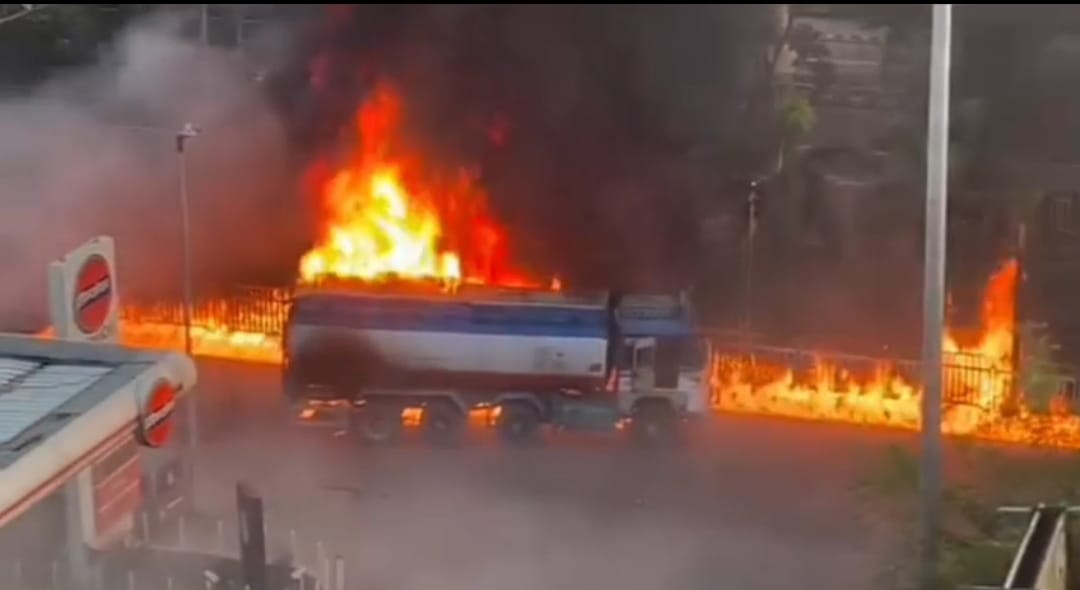 নিউ টাউনে পেট্রোল পাম্পের সামনে ভয়াবহ অগ্নিকান্ড , কালো ধোঁয়ায় আচ্ছন্ন গোটা এলাকা