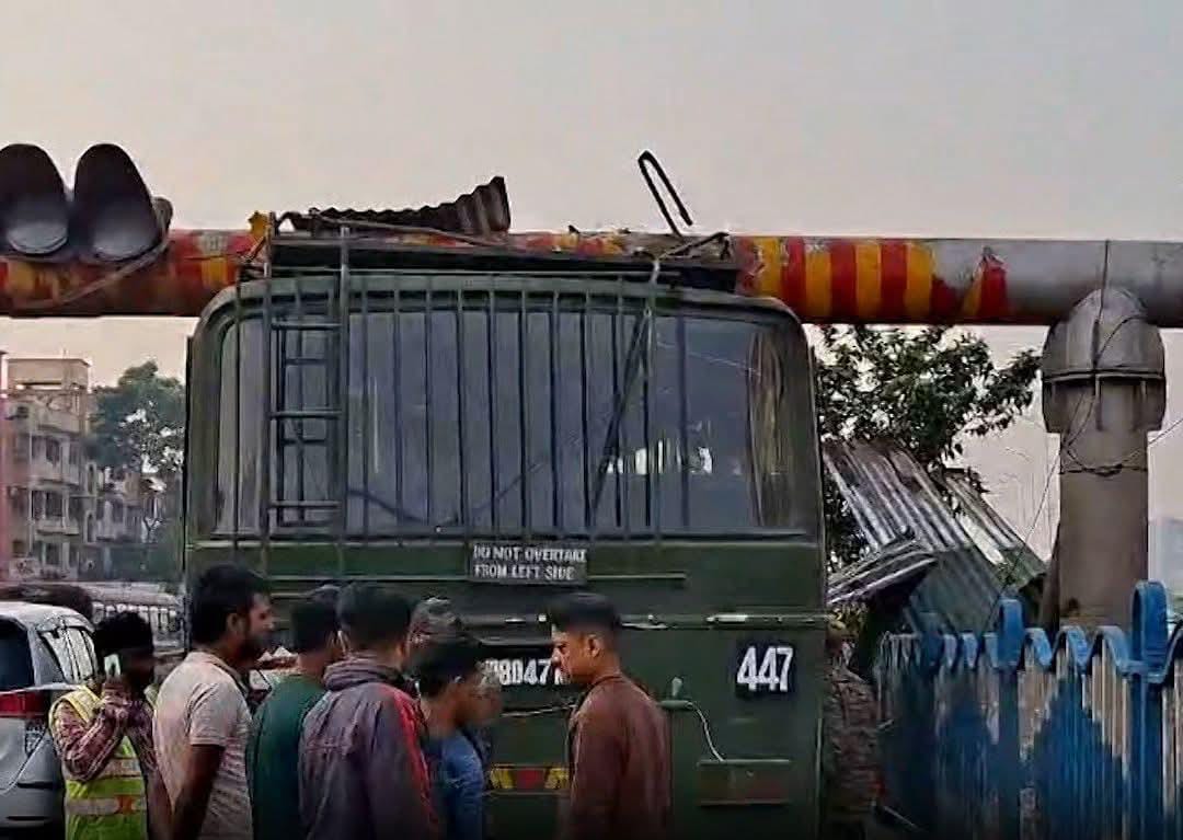 বাগুইআটি উড়ালপুরে ভয়াবহ দুর্ঘটনা , সেনা বাসের ধাক্কায় হাইটবার ভেঙে বিপত্তি