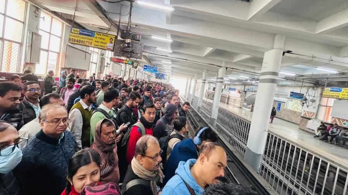 ব্লু লাইনে ফের বিপর্যয় , বিনা নোটিশে দেড় ঘণ্টা বন্ধ মেট্রো পরিষেবা