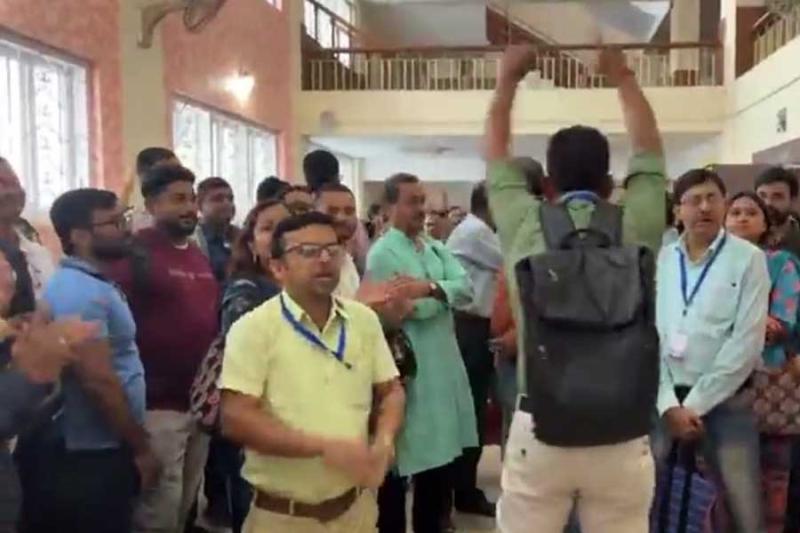কাজের চাপে নাজেহাল বিএলওরা , শিলিগুড়ি - হাওড়ায় নির্বাচন কমিশনের বিরুদ্ধে উত্তাল বিক্ষোভ