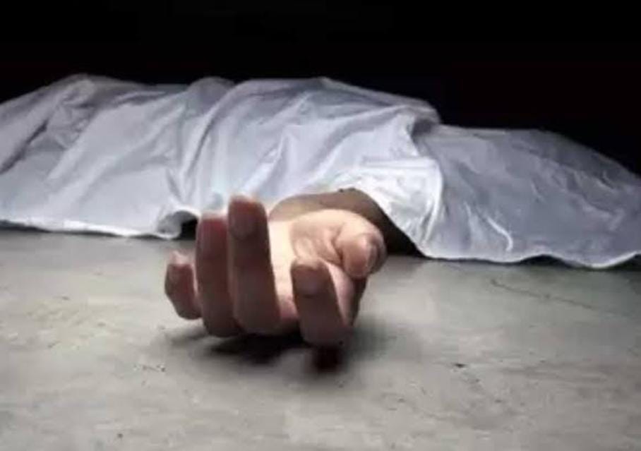 গাঁজার নেশায় উচ্চস্বরে ফসিলসের গান , ছাদে উত্তাল নাচ , নাতির অত্যাচারে আত্মহত্যা ঠাকুমার