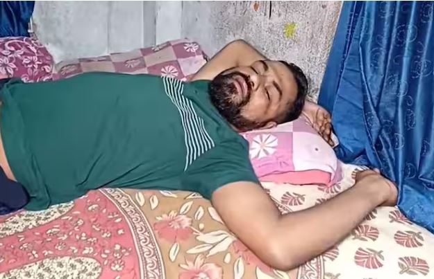 রাস্তায় মদ খেয়ে মাতলামো, প্রতিবাদ করায় শিক্ষককে বেধড়ক মার তরুণীর