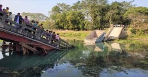 পাথর বোঝাই ডাম্পারের ভারে ভেঙে পড়ল লোহার সেতু , অল্পের জন্য প্রাণে বাঁচল চালক