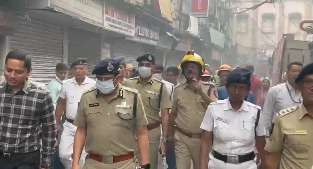 এজরা স্ট্রিটে ভয়াবহ অগ্নিকান্ড , ঘটনাস্থল পরিদর্শনে পুলিশ কমিশনার মনোজ বর্মা