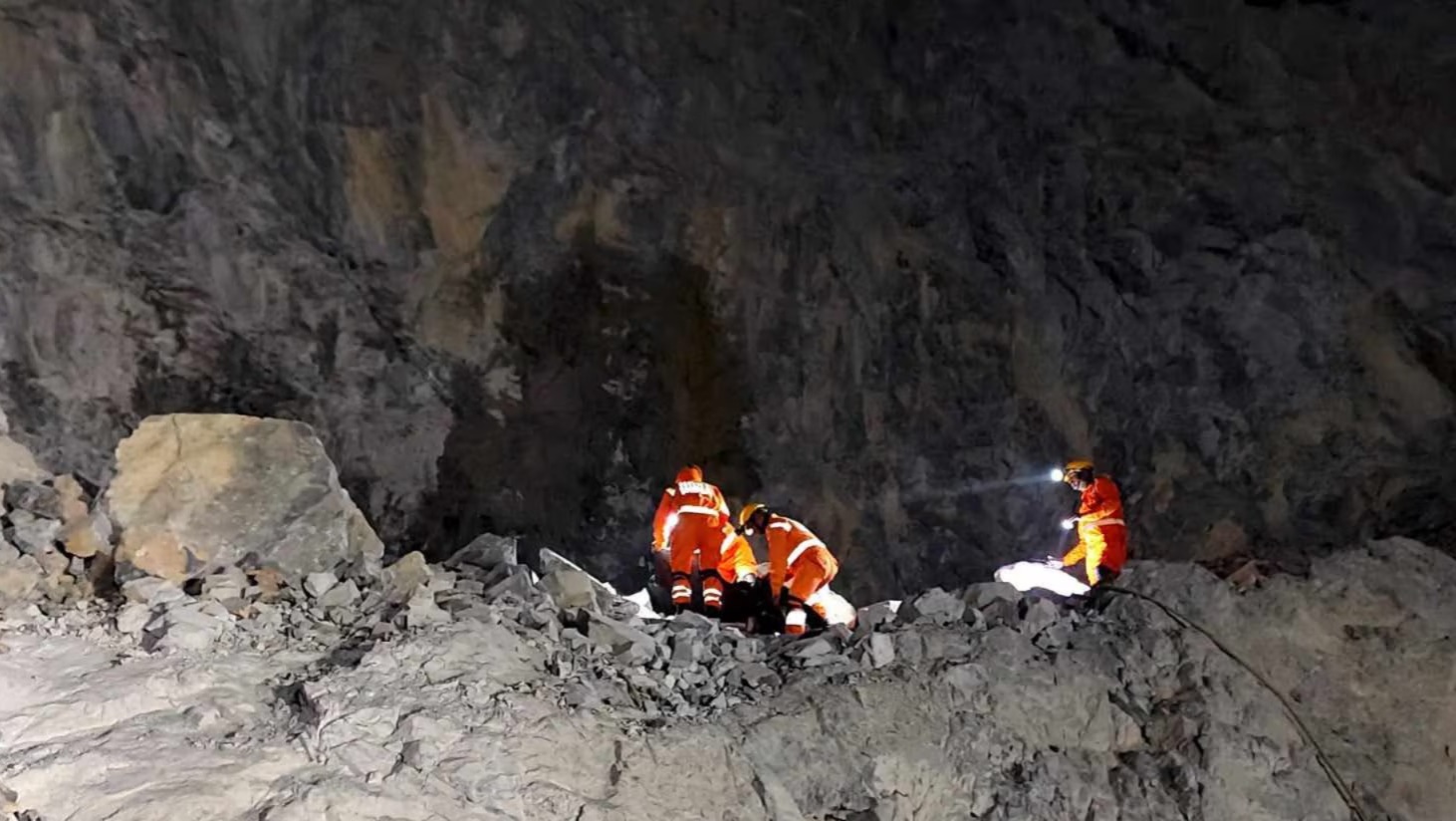 ভয়াবহ ভূমিধস উত্তরপ্রদেশের খনিতে, মৃত ১, আটকে ১৫