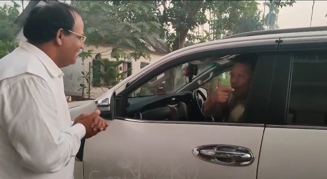 ডুয়ার্সে বন্যায় ক্ষতিগ্রস্তদের পাশে বিমল গুরুং , পথে হঠাৎ সাক্ষাৎ জন বার্লের সঙ্গে