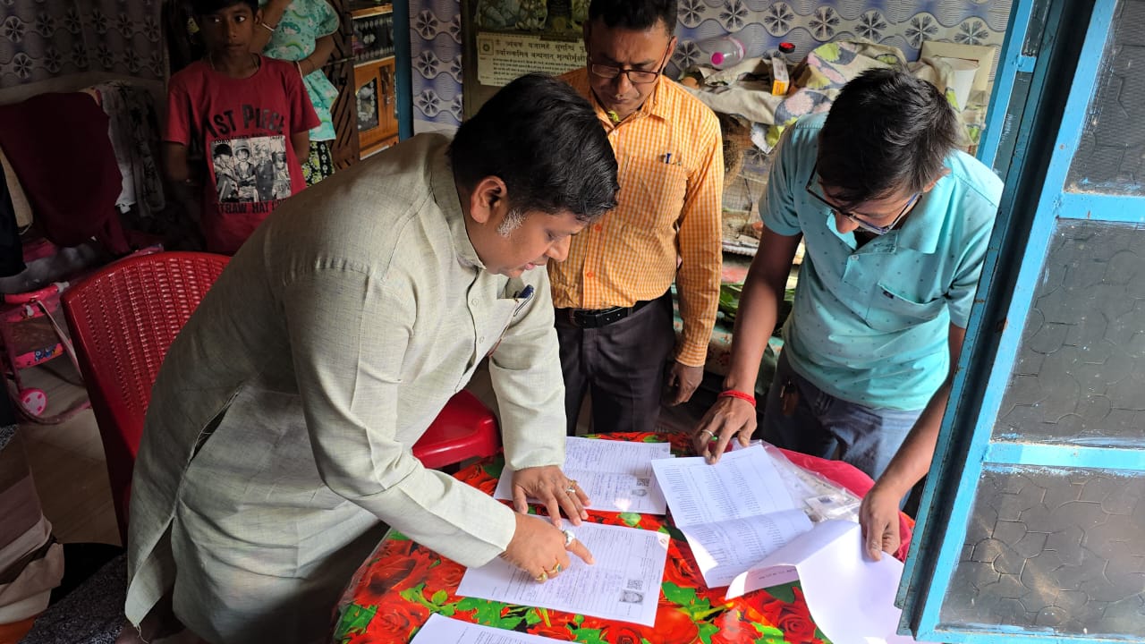 SIR বিভ্রান্তি কাটাতে বাড়ি বাড়ি দৌড়, বালুরঘাটে সক্রিয় সুকান্ত মজুমদার