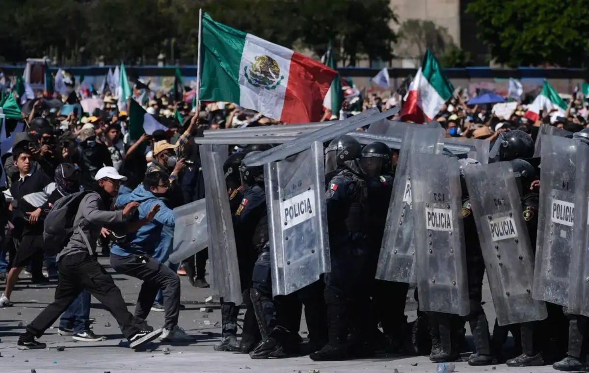 মেক্সিকোয় মেয়র খুন, প্রেসিডেন্টের বাসভবনে হামালা ‘জেন-জি’-র, আহত শতাধিক