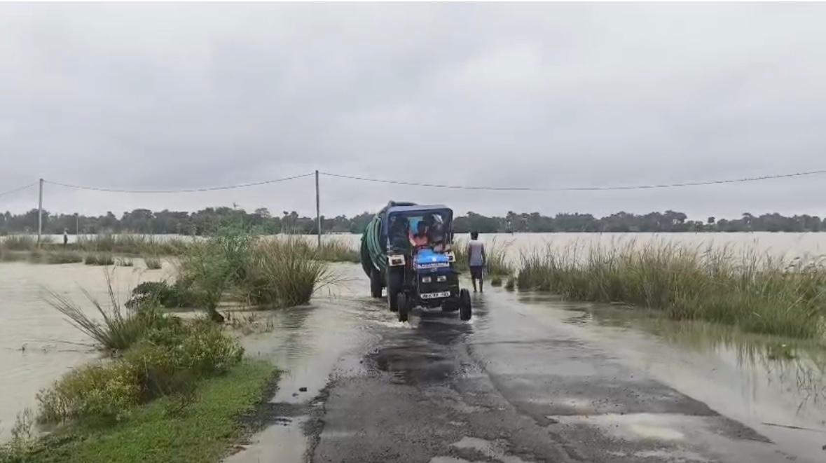টানা বৃষ্টিতে জলবন্দি বাঁকুড়া, বিপদসীমার ওপরে শালী নদী