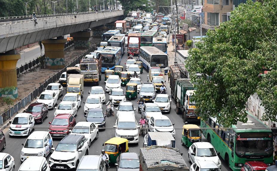 শিলিগুড়ি ওভারব্রিজের নিচে বাড়ছে যানজট , সমস্যায় আমজনতা