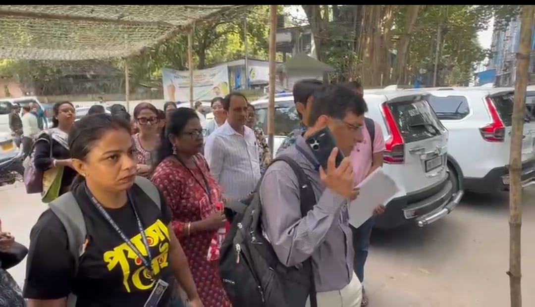 ডেটা এন্ট্রির অতিরিক্ত চাপে ক্ষোভ , সিইও দফতরের সামনে বিক্ষোভ বিএলওদের