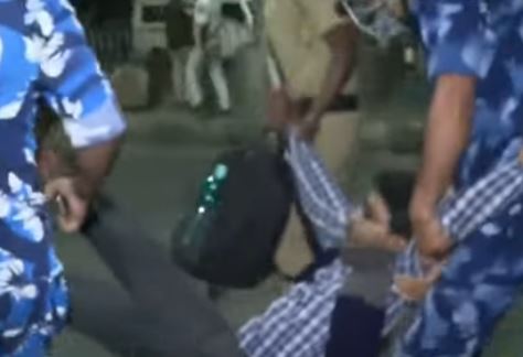 সল্টলেকে নতুন চাকরিপ্রার্থীদের বিক্ষোভে উত্তেজনা , আন্দোলনকারীদের সঙ্গে ধস্তাধস্তি পুলিশের