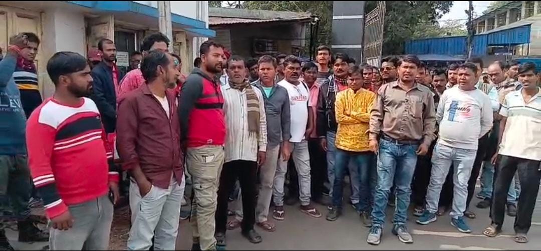 কাজ করিয়ে মজুরির নামে ঠকবাজি , জল শূন্য হতে চলেছে জেলা