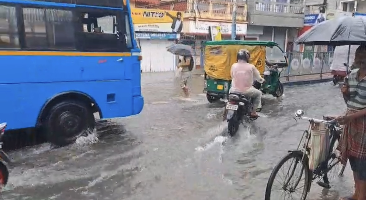 রাতভর বৃষ্টিতে জলমগ্ন ঘরবাড়ি, চরম দুর্ভোগে মানুষ