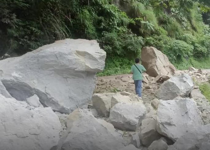 ধসের জেরে বন্ধ জাতীয় সড়ক , চরম ভোগান্তিতে স্থানীয়রা