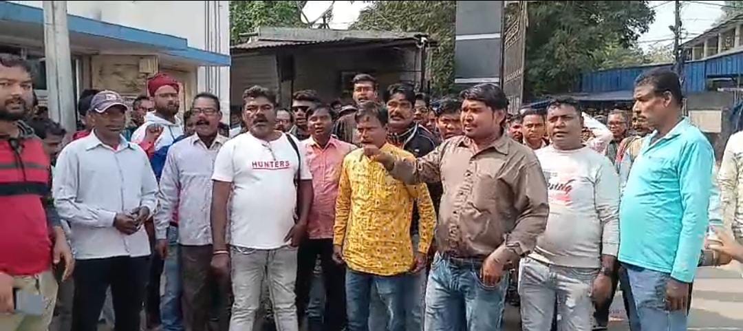 ৬ মাস মেলেনি সরকারি মজুরি , কাজ বন্ধের হুশিয়ারি দিয়ে জেলা শাসকের দ্বারস্থ শ্রমিকরা