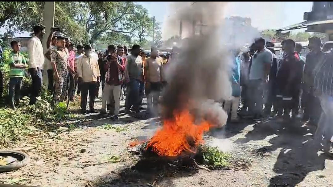 রাস্তা সংস্কারের নামে জালিয়াতি , প্রতিবাদ জানিয়ে সড়ক অবরোধ স্থানীয়দের