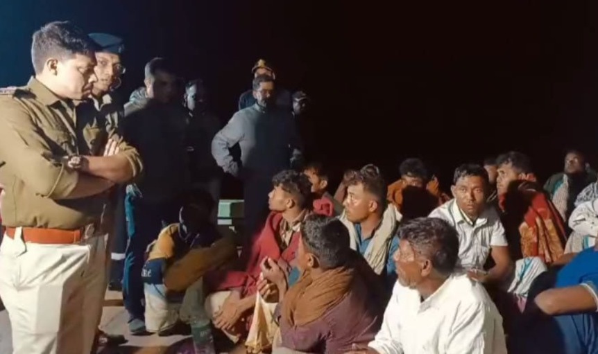 জলসীমায় অবৈধভাবে প্রবেশ, ফ্রেজারগঞ্জে গ্রেফতার ২৪ জন বাংলাদেশি মৎস্যজীবী