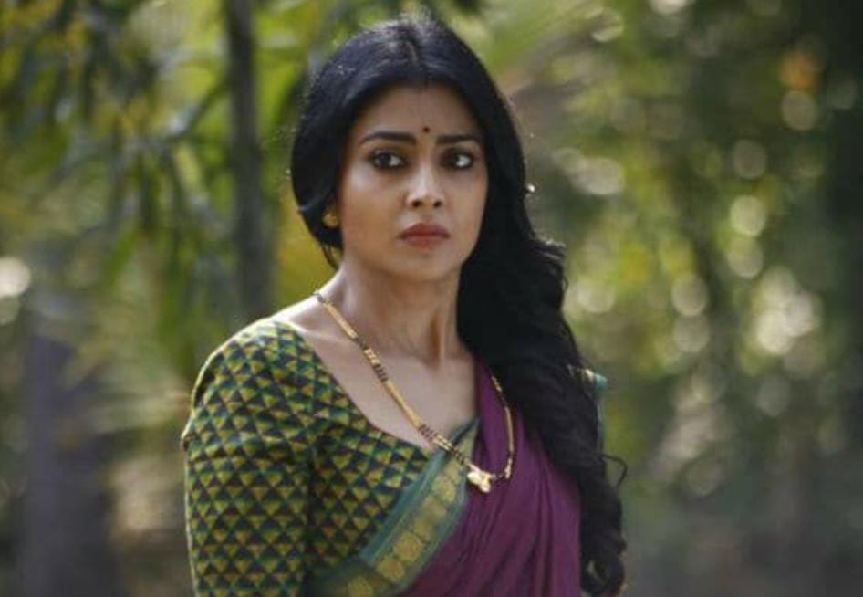 শ্রিয়া সরণের নাম করে প্রতারণা , সোশ্যাল মিডিয়ায় সতর্কবার্তা দক্ষিণী অভিনেত্রীর