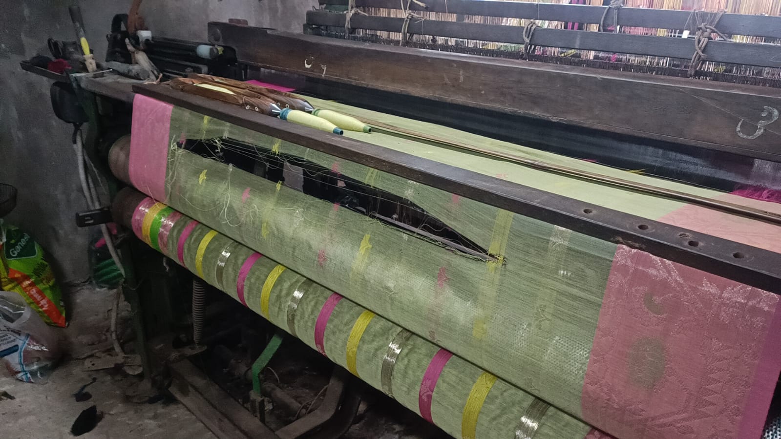 কাজে না আসতে বলায় প্রায় ৭৫ হাজার টাকার ক্ষতি , মহাজনকে হুমকি তাঁতির