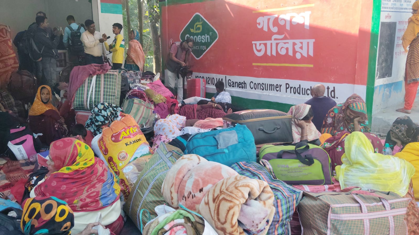 SIR আতঙ্কে হাকিমপুর সীমান্তে ভিড়, শত শত বাংলাদেশির ভারত ছাড়ার হিড়িক