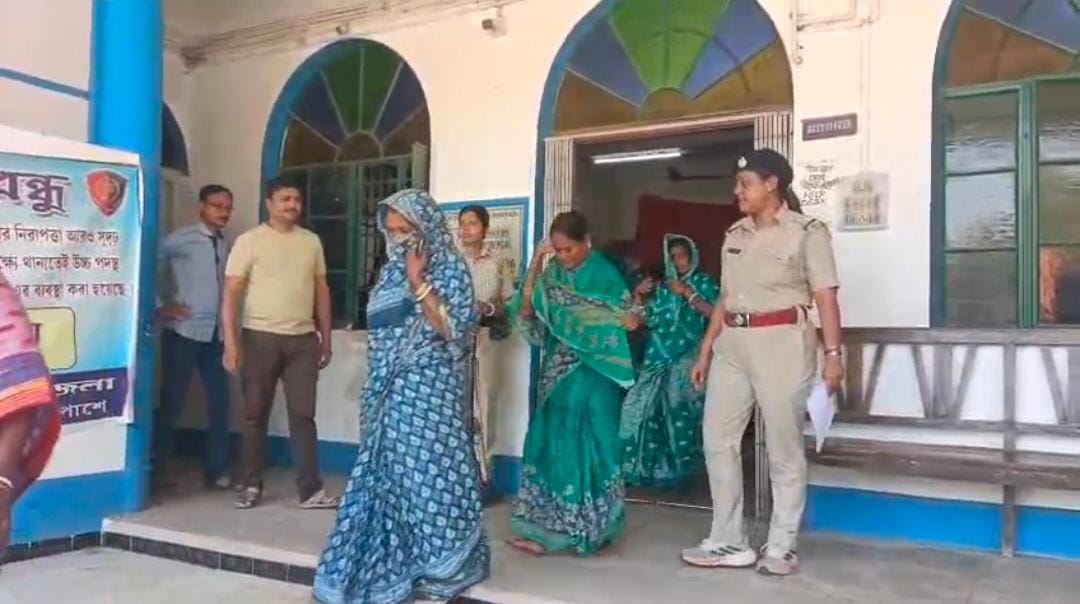 চোরে শোনে না ধর্মের বাণী , নাম কীর্তনের মাঝেই হার ছিনতাই ৫ মহিলার