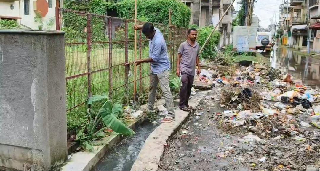 ড্রেন পরিষ্কার করছেন খোদ কাউন্সিলর, পৌরসভাকে বার বার বলেও কোনো লাভ হয়নি অভিযোগ