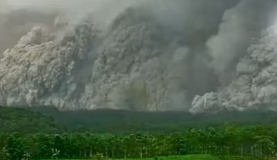 ভয়াবহ অগ্ন্যুৎপাত ইন্দোনেশিয়ার আগ্নেয়গিরিতে, জারি সতর্কতা