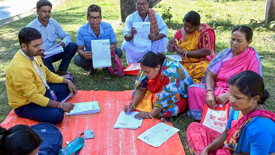 BLO দের কাজে বাধা , জেলা প্রশাসনকে কড়া নির্দেশ নির্বাচন কমিশনের
