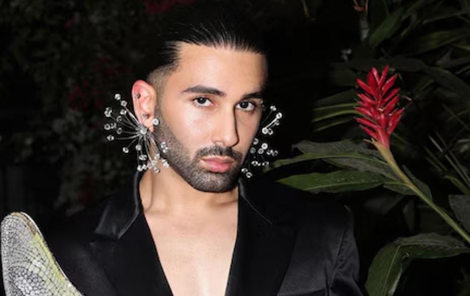 আড়াইশো কোটির নিষিদ্ধ মাদক পাচারে ওরির নাম , মুম্বই পুলিশের নজরে বলি তারকা