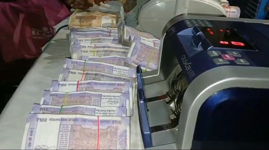 স্কুটারের ডিকিতে লক্ষ লক্ষ টাকা , মহম্মদকে তল্লাশি করতেই তাজ্জব পুলিশ