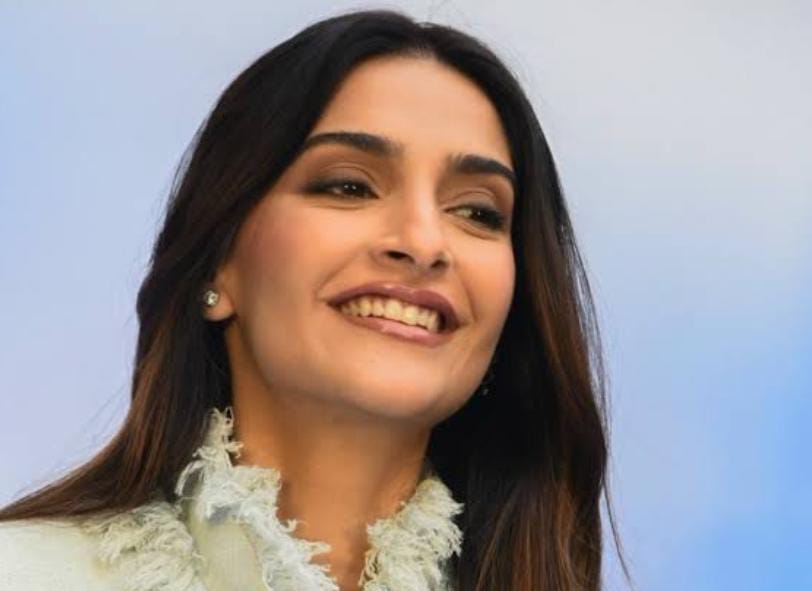 দ্বিতীয়বার অন্তঃসত্ত্বা হলেন সোনাম , শুভেচ্ছাবার্তায় ভাসছেন অভিনেত্রী