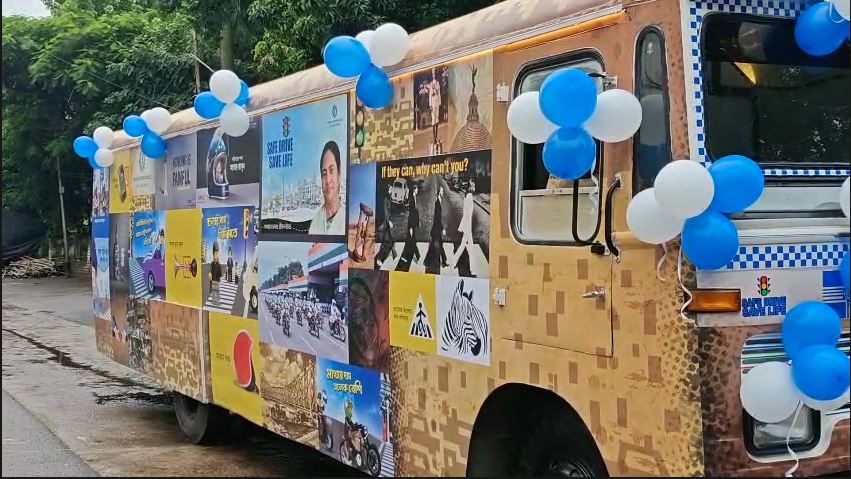 ট্রাফিক সচেতনতায় নতুন অধ্যায় , শহরে নামল সচেতনতামূলক বাস