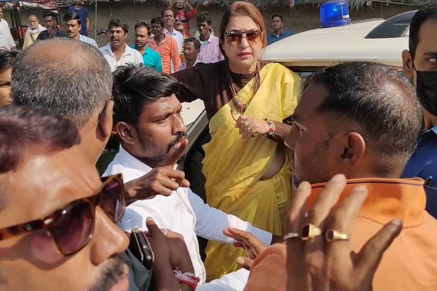 সিউড়ির SIR ক্যাম্পে তৃণমূলের গোষ্ঠীদ্বন্দ্ব , শতাব্দী রায়ের আলোচনা সভায় ধুন্ধুমার পরিস্থিতি