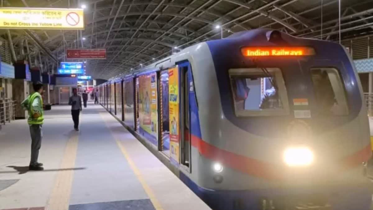 ফের মেট্রোয় বিপত্তি , নেতাজি স্টেশনে আত্মহত্যার চেষ্টায় ব্যাহত পরিষেবা