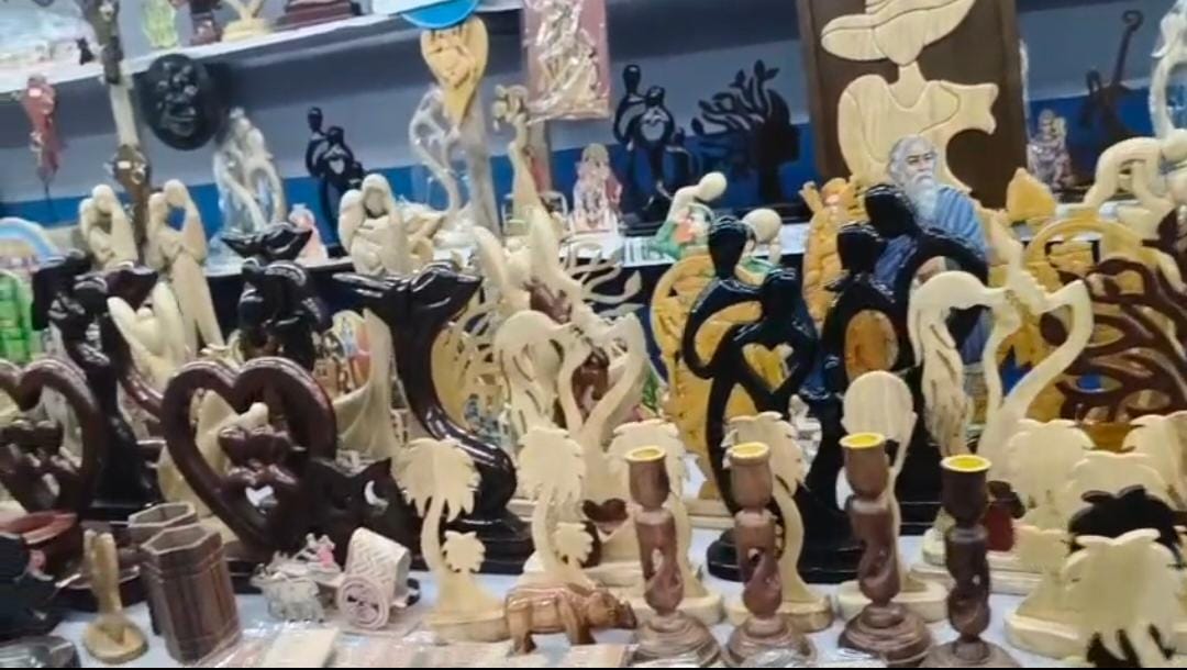 হস্তশিল্পে নিপুণ প্রতিভা , মুখ্যমন্ত্রীর হাত থেকে বিশেষ পুরস্কার পেলেন শিল্পী সুবল সূত্রধর