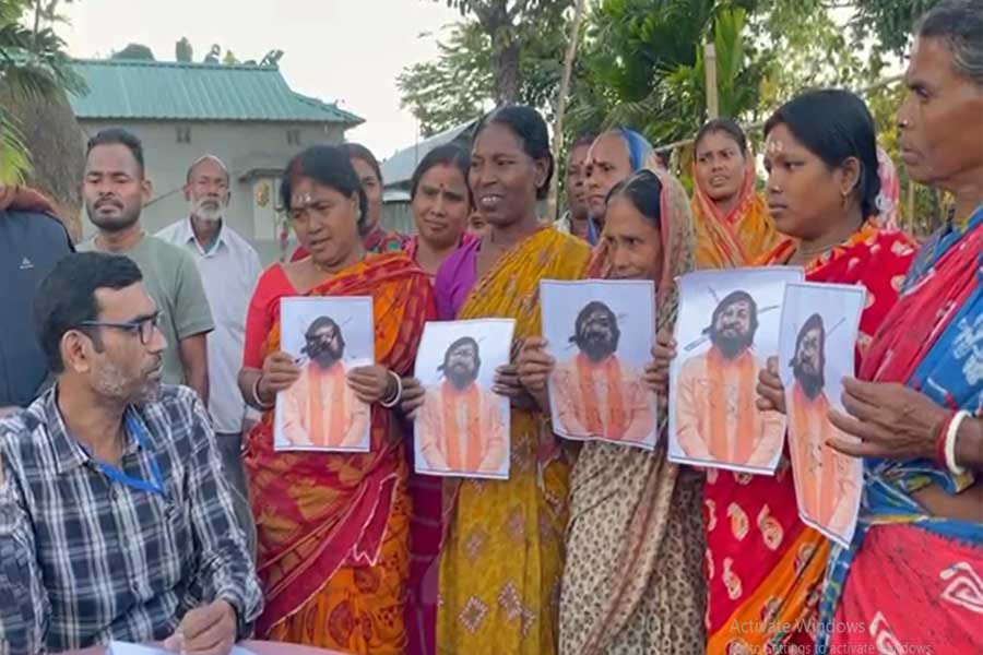 এক ব্যক্তির ৩০-৪০ টি ছেলে আছে , নিশীথ প্রামাণিকের মন্তব্যে কালিমাখা ছবি হাতে দিনহাটায় মহিলাদের বিক্ষোভ