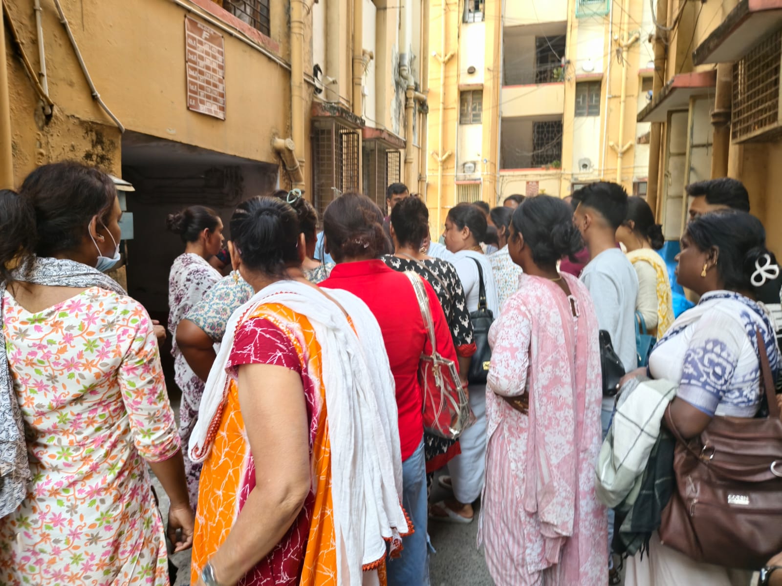 বাংলাদেশ থেকে এসে তোলাবাজি , দুই বৃহন্নলা গোষ্ঠীর সংঘর্ষে উত্তাল উত্তরপাড়ার