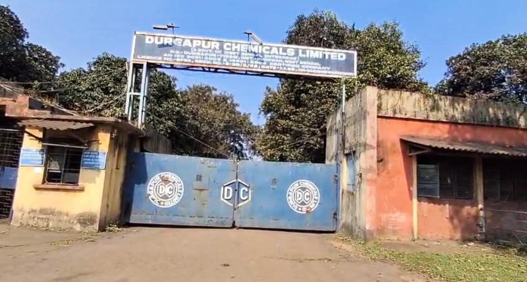 টানা ৬ মাস জলশূন্য ৩৮ নম্বর ওয়ার্ড , দুর্গাপুর কেমিকেলস কারখানার সামনে বিক্ষোভ শ্রমিক পরিবারের