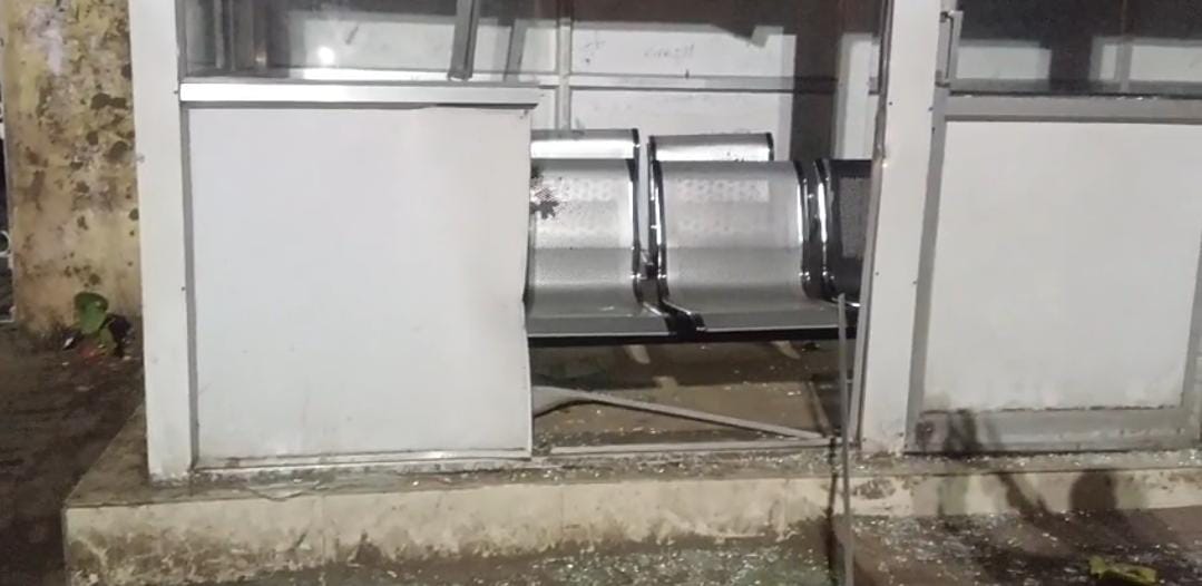 কার্তিক পুজোর বিসর্জনকে কেন্দ্র করে রণক্ষেত্র কৃষ্ণনগর , সরকারি বাসযাত্রী প্রতিক্ষালয় ভাংচুরের অভিযোগ