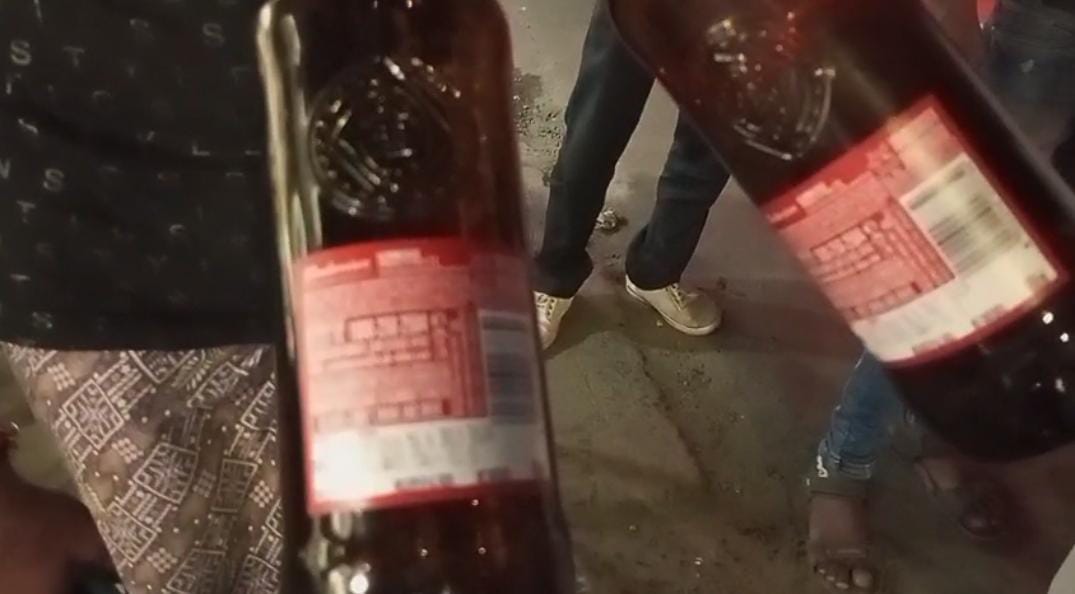 বিশাল অফারে বিক্রি এক্সপায়ার হওয়া বিয়ার , চুঁচুড়ায় মদের গোডাউনে হানা আবগারি দফতরের