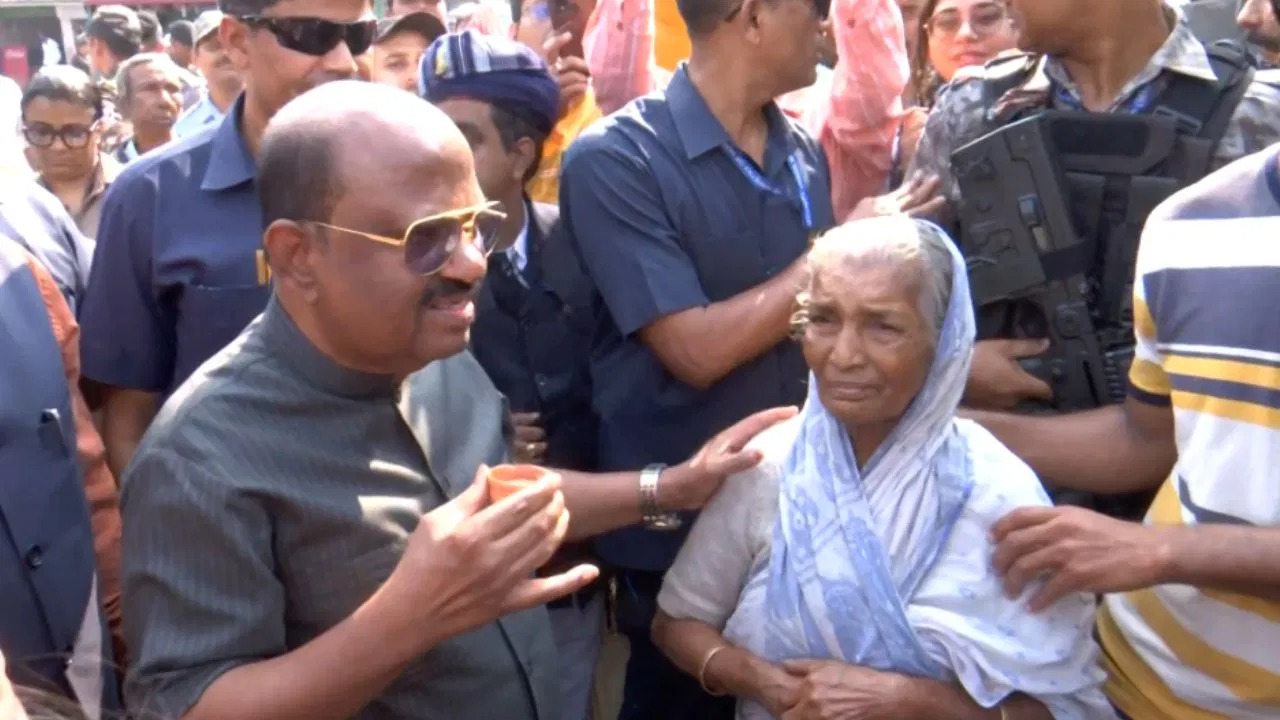 ঠিক যেন ঘরের লোক রাজ্যপাল , জলতরঙ্গে সাধারণের কাছে সিভি আনন্দ বোস