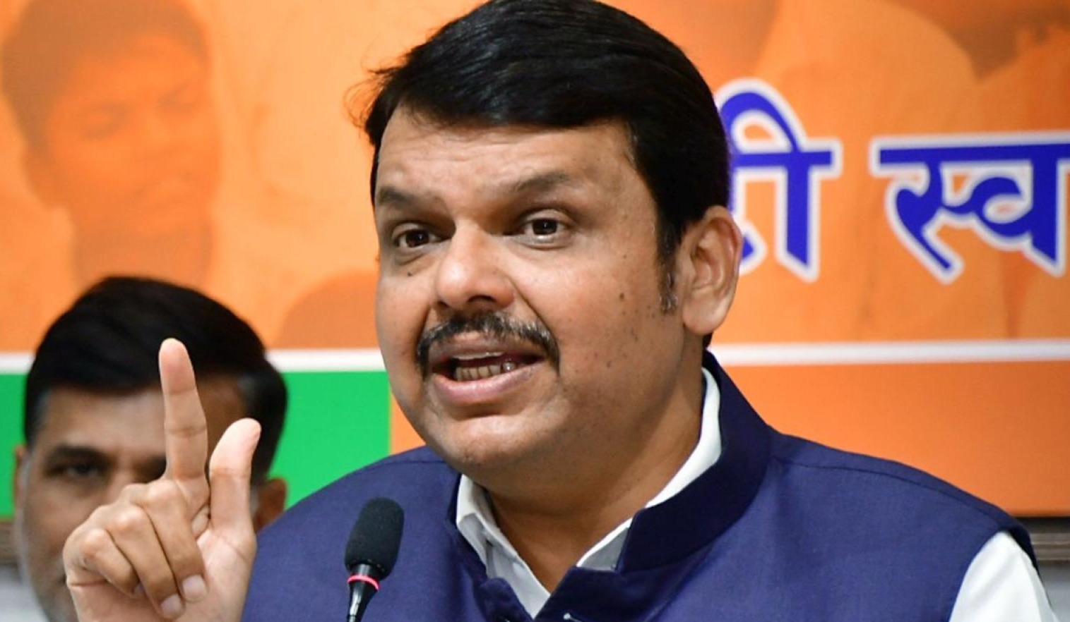 নয়া নিয়ম মহারাষ্ট্র সরকারের, অফিসে সাংসদ-বিধায়করা এলে উঠে দাঁড়ানোর নির্দেশ কর্মীদের