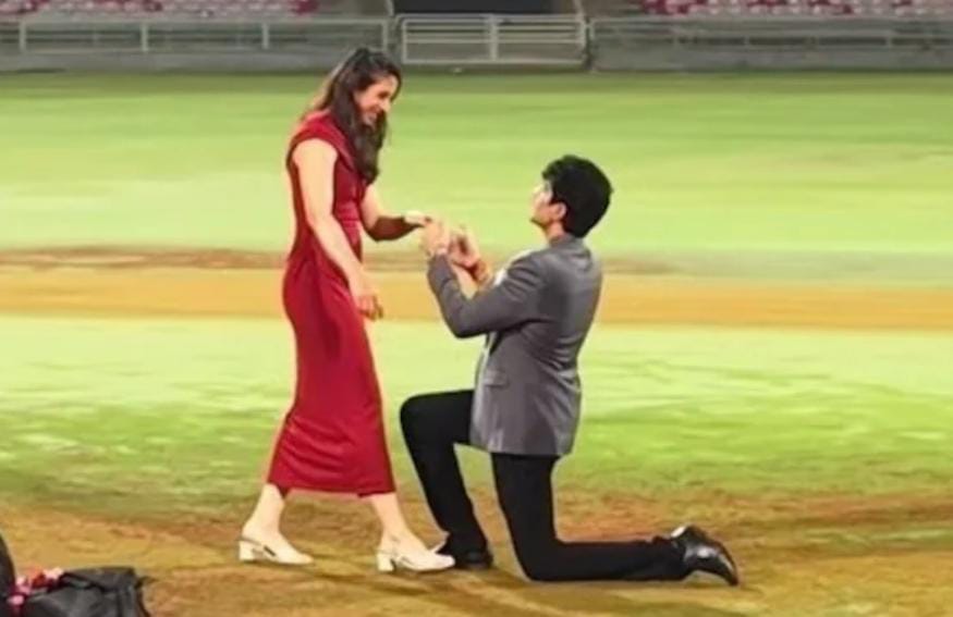 বিশ্বজয়ের পিচেই প্রেমিকাকে আংটি পরালেন , বিয়ের একদিন আগে স্মৃতির সঙ্গে বিশেষ মুহূর্তে পলাশ